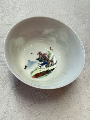 Two Chinese famille rose ruby-ground 'Landscape Scroll' cups and saucers, Yongzheng — 照片 5