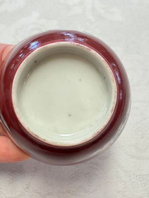 Two Chinese famille rose ruby-ground 'Landscape Scroll' cups and saucers, Yongzheng — 照片 7