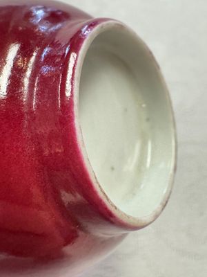 Two Chinese famille rose ruby-ground 'Landscape Scroll' cups and saucers, Yongzheng — 照片 8