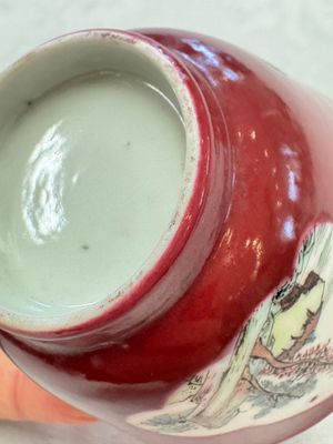 Two Chinese famille rose ruby-ground 'Landscape Scroll' cups and saucers, Yongzheng — 照片 9