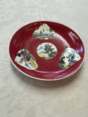 Two Chinese famille rose ruby-ground 'Landscape Scroll' cups and saucers, Yongzheng — 照片 10