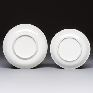 Two Chinese famille rose ruby-ground 'Landscape Scroll' cups and saucers, Yongzheng — 照片 3