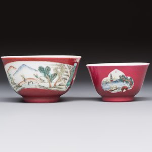 Two Chinese famille rose ruby-ground 'Landscape Scroll' cups and saucers, Yongzheng — 照片 4