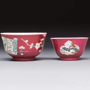 Two Chinese famille rose ruby-ground 'Landscape Scroll' cups and saucers, Yongzheng — 照片 5