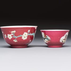 Two Chinese famille rose ruby-ground 'Landscape Scroll' cups and saucers, Yongzheng — 照片 6