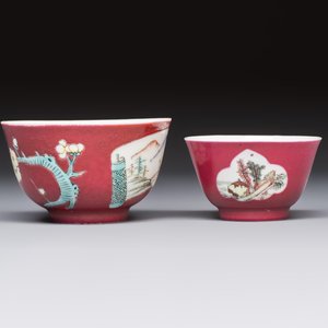 Two Chinese famille rose ruby-ground 'Landscape Scroll' cups and saucers, Yongzheng — 照片 7