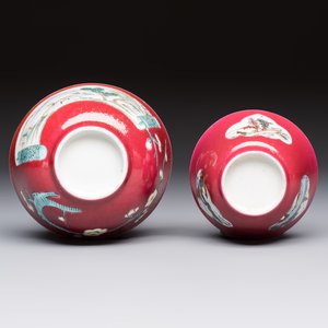 Two Chinese famille rose ruby-ground 'Landscape Scroll' cups and saucers, Yongzheng — 照片 9