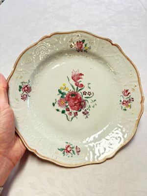 Two Chinese famille rose serving dishes and six plates with floral design, Qianlong — photo 1