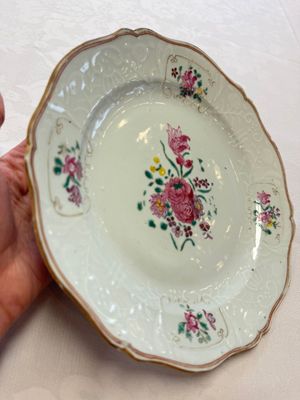 Two Chinese famille rose serving dishes and six plates with floral design, Qianlong — photo 11