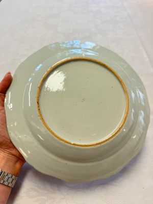 Two Chinese famille rose serving dishes and six plates with floral design, Qianlong — photo 12