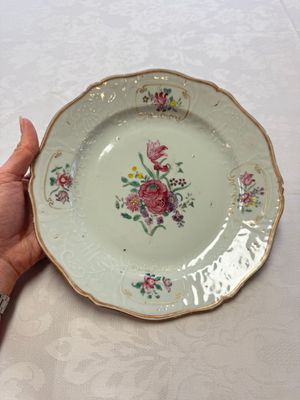 Two Chinese famille rose serving dishes and six plates with floral design, Qianlong — photo 13