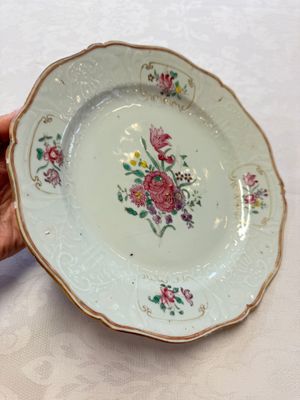 Two Chinese famille rose serving dishes and six plates with floral design, Qianlong — photo 14