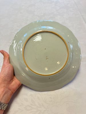 Two Chinese famille rose serving dishes and six plates with floral design, Qianlong — photo 15