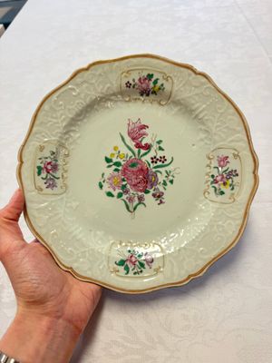 Two Chinese famille rose serving dishes and six plates with floral design, Qianlong — photo 18