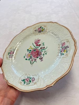 Two Chinese famille rose serving dishes and six plates with floral design, Qianlong — photo 19