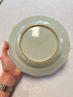 Two Chinese famille rose serving dishes and six plates with floral design, Qianlong — photo 20