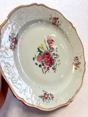 Two Chinese famille rose serving dishes and six plates with floral design, Qianlong — photo 2
