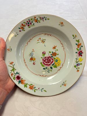 Two Chinese famille rose serving dishes and six plates with floral design, Qianlong — photo 21