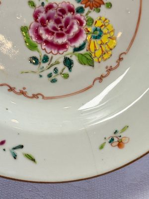 Two Chinese famille rose serving dishes and six plates with floral design, Qianlong — photo 22