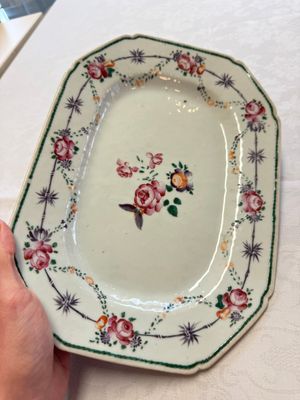 Two Chinese famille rose serving dishes and six plates with floral design, Qianlong — photo 25