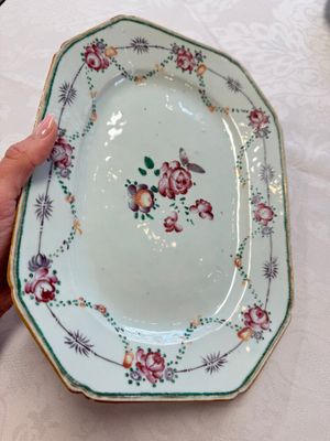 Two Chinese famille rose serving dishes and six plates with floral design, Qianlong — photo 28