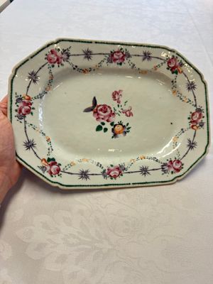 Two Chinese famille rose serving dishes and six plates with floral design, Qianlong — photo 30
