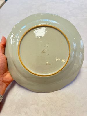 Two Chinese famille rose serving dishes and six plates with floral design, Qianlong — photo 3