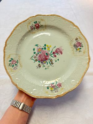 Two Chinese famille rose serving dishes and six plates with floral design, Qianlong — photo 4
