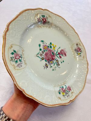 Two Chinese famille rose serving dishes and six plates with floral design, Qianlong — photo 5