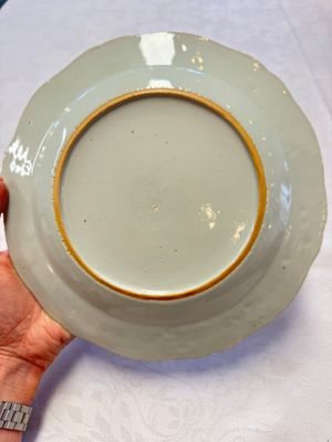 Two Chinese famille rose serving dishes and six plates with floral design, Qianlong — photo 6