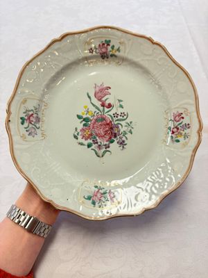 Two Chinese famille rose serving dishes and six plates with floral design, Qianlong — photo 7