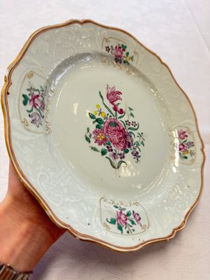 Two Chinese famille rose serving dishes and six plates with floral design, Qianlong — photo 8