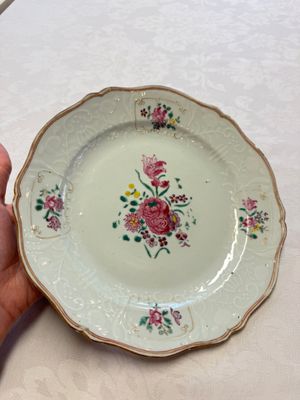 Two Chinese famille rose serving dishes and six plates with floral design, Qianlong — photo 10
