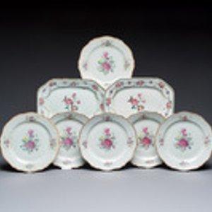Two Chinese famille rose serving dishes and six plates with floral design, Qianlong — photo 1