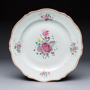 Two Chinese famille rose serving dishes and six plates with floral design, Qianlong — photo 12