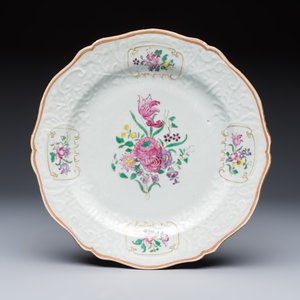 Two Chinese famille rose serving dishes and six plates with floral design, Qianlong — photo 2