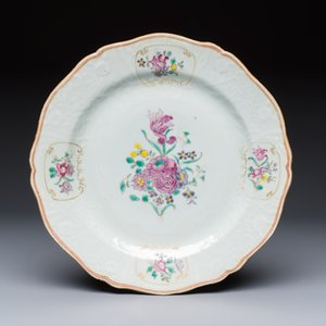 Two Chinese famille rose serving dishes and six plates with floral design, Qianlong — photo 4