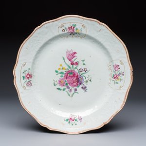 Two Chinese famille rose serving dishes and six plates with floral design, Qianlong — photo 6