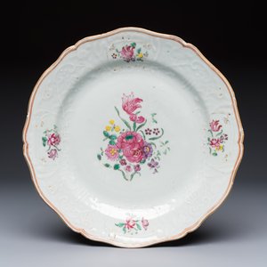 Two Chinese famille rose serving dishes and six plates with floral design, Qianlong — photo 8