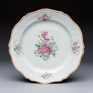 Two Chinese famille rose serving dishes and six plates with floral design, Qianlong — photo 10