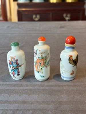 Two Chinese famille rose snuff bottles and a 'Wu Shuang Pu' snuff bottle, Tongzhi mark and of the period — foto 1