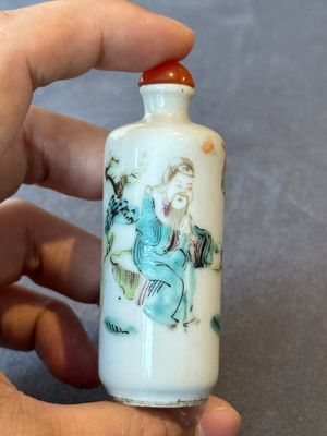Two Chinese famille rose snuff bottles and a 'Wu Shuang Pu' snuff bottle, Tongzhi mark and of the period — foto 11