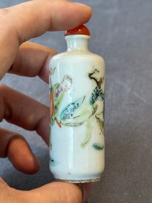 Two Chinese famille rose snuff bottles and a 'Wu Shuang Pu' snuff bottle, Tongzhi mark and of the period — foto 12