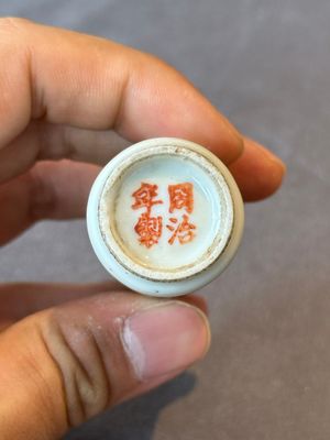Two Chinese famille rose snuff bottles and a 'Wu Shuang Pu' snuff bottle, Tongzhi mark and of the period — foto 14