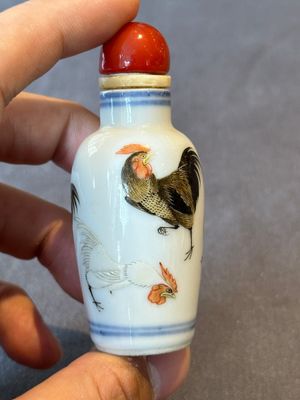Two Chinese famille rose snuff bottles and a 'Wu Shuang Pu' snuff bottle, Tongzhi mark and of the period — foto 17