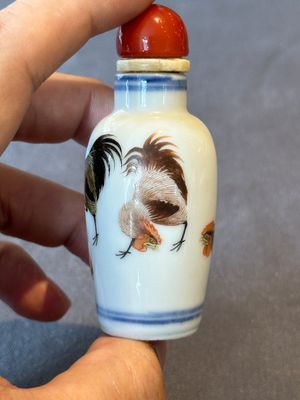 Two Chinese famille rose snuff bottles and a 'Wu Shuang Pu' snuff bottle, Tongzhi mark and of the period — foto 18