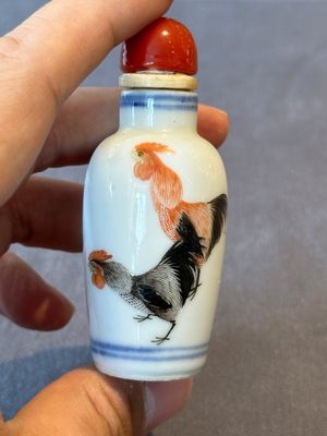 Two Chinese famille rose snuff bottles and a 'Wu Shuang Pu' snuff bottle, Tongzhi mark and of the period — foto 19
