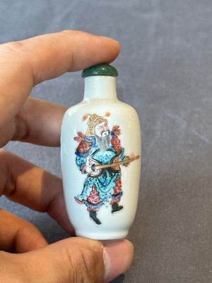 Two Chinese famille rose snuff bottles and a 'Wu Shuang Pu' snuff bottle, Tongzhi mark and of the period — foto 2