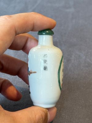 Two Chinese famille rose snuff bottles and a 'Wu Shuang Pu' snuff bottle, Tongzhi mark and of the period — foto 3