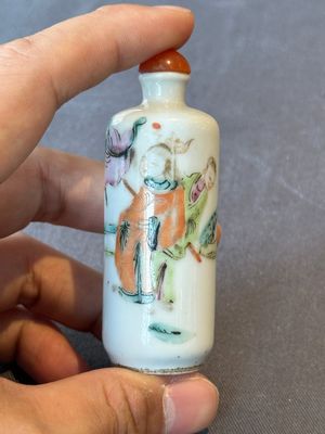Two Chinese famille rose snuff bottles and a 'Wu Shuang Pu' snuff bottle, Tongzhi mark and of the period — foto 9